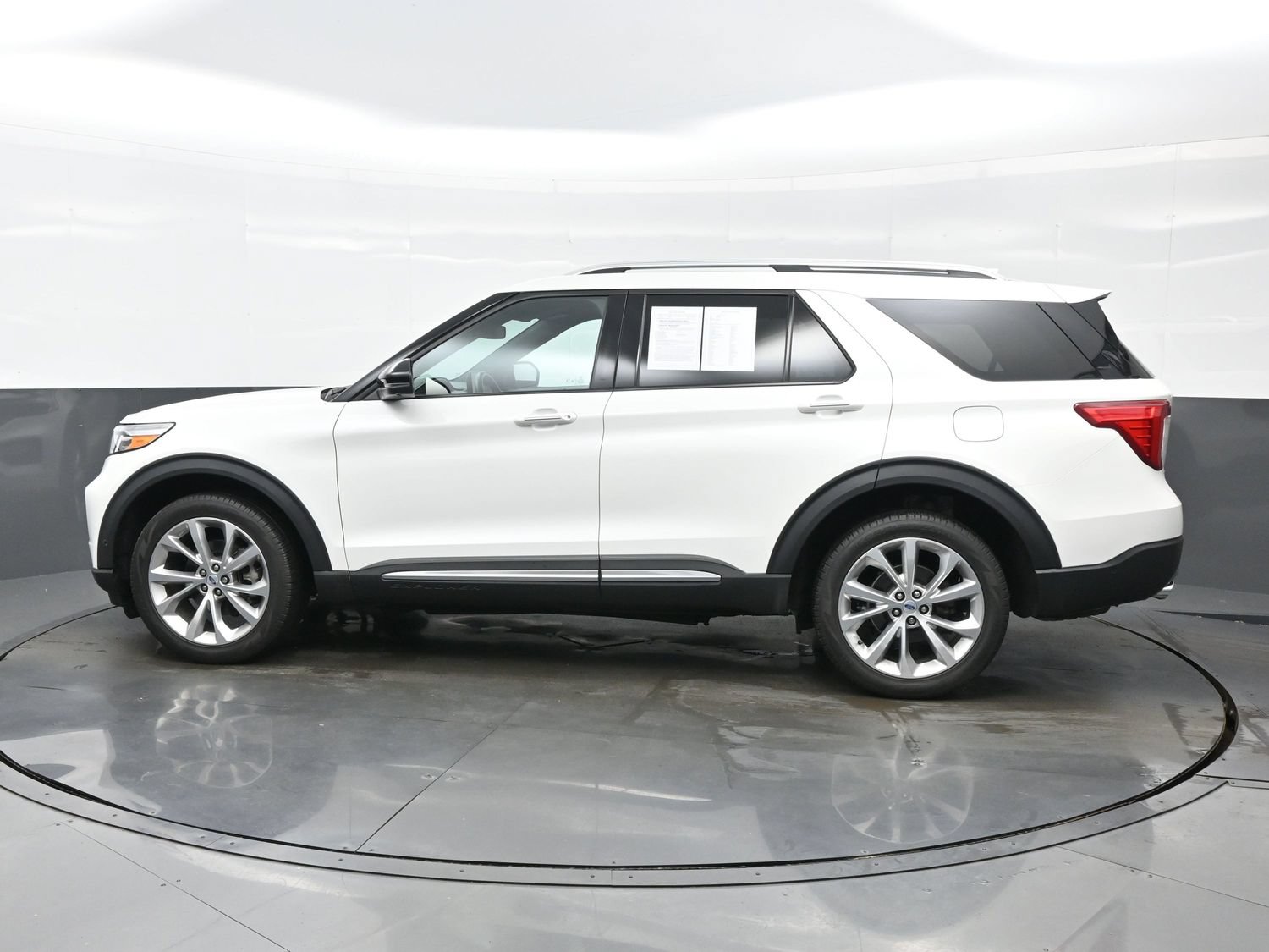 Used 2023 Ford Explorer Platinum w/ Technology Package AWD/4WD image 3
