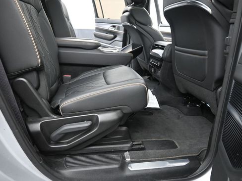 Used 2023 Jeep Grand Wagoneer Series III image 16