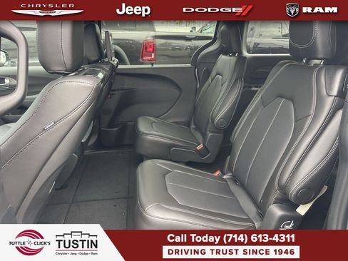 New 2026 Chrysler Pacifica Select FWD image 18