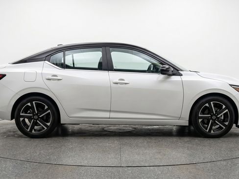 Used 2025 Nissan Sentra SV FWD image 11