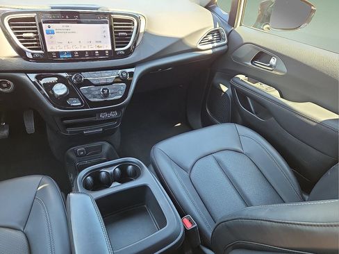Used 2025 Chrysler Pacifica Select FWD image 13