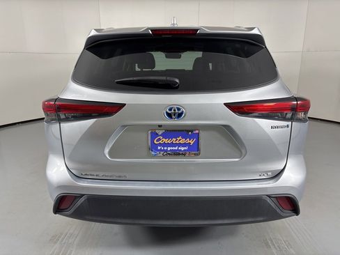 Used 2023 Toyota Highlander XLE image 7