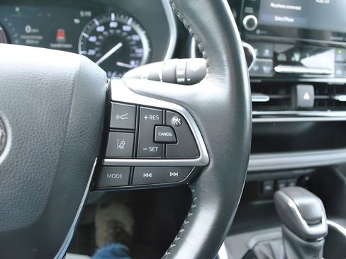 Used 2021 Toyota Highlander XLE image 13