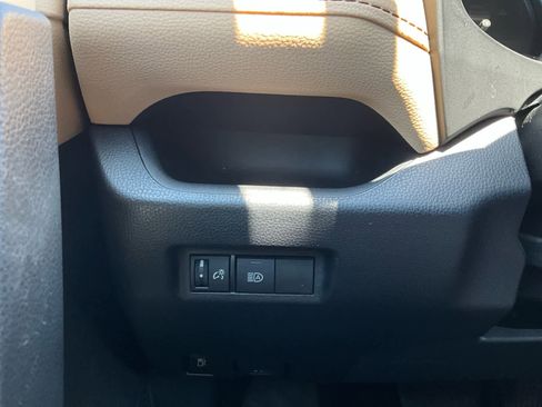 Used 2022 Toyota RAV4 LE AWD/4WD image 19