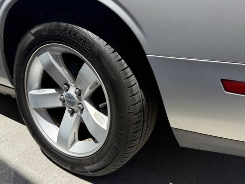 Used 2012 Dodge Challenger SXT RWD image 8