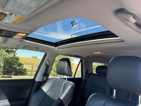 Used 2019 Toyota 4Runner Limited w/ Four Season Floor Mat Package AWD/4WD image 31