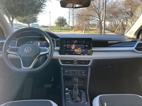 Certified 2025 Volkswagen Taos SE w/ Panoramic Sunroof Package image 27