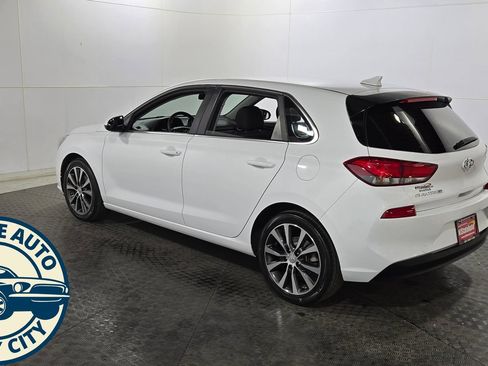 Used 2018 Hyundai Elantra GT FWD image 5