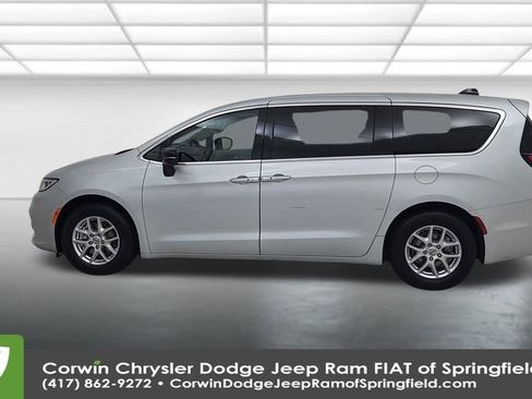 Certified 2024 Chrysler Pacifica Touring-L image 9