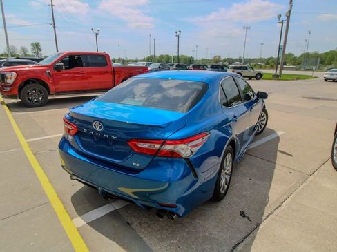 Used 2018 Toyota Camry SE w/ Moonroof Package image 3