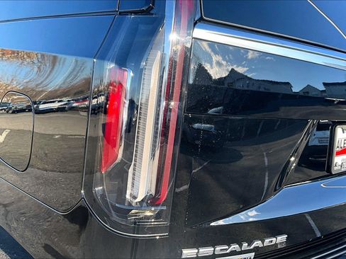 Used 2024 Cadillac Escalade ESV Premium Luxury image 29