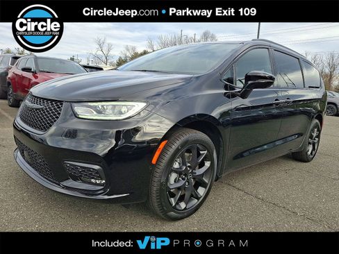 New 2026 Chrysler Pacifica Limited w/ S Appearance Package image 1