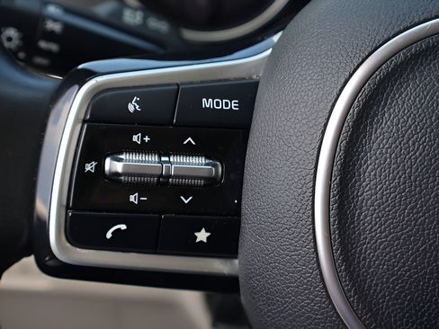 Used 2022 Kia Carnival LX FWD image 22