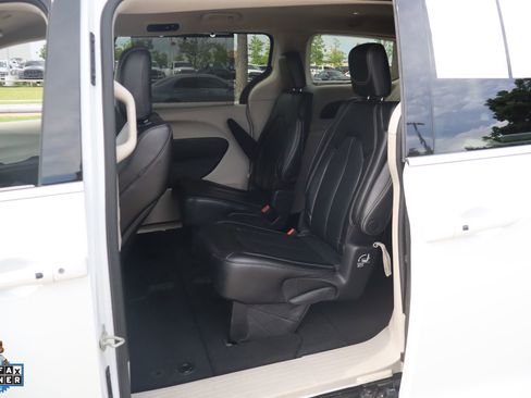 Used 2023 Chrysler Pacifica Touring-L FWD image 26