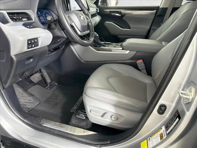 Used 2024 Toyota Highlander Platinum FWD image 10
