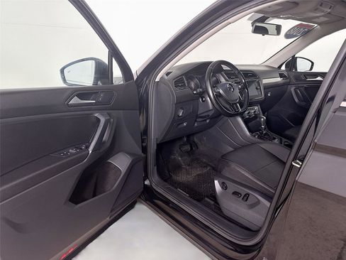 Used 2018 Volkswagen Tiguan SE w/ Panoramic Sunroof Package AWD/4WD image 3