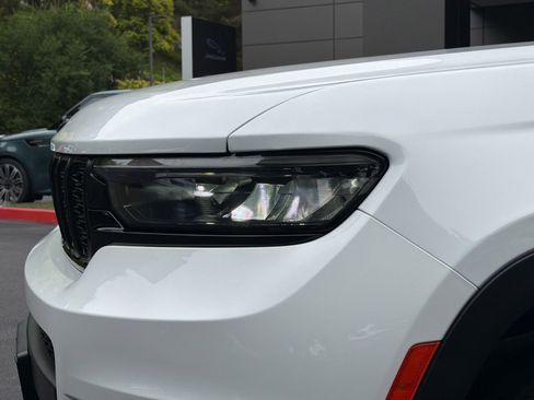 Used 2023 Jeep Grand Cherokee L Laredo RWD image 11