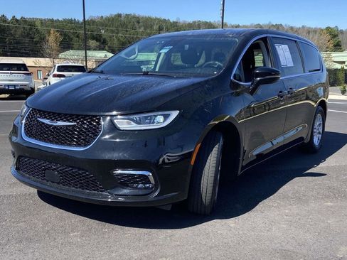 Used 2024 Chrysler Pacifica Touring-L FWD image 7