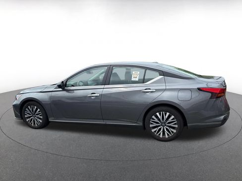 Used 2025 Nissan Altima 2.5 SV FWD image 11