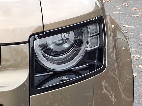 Used 2024 Land Rover Defender 110 X-Dynamic SE image 9