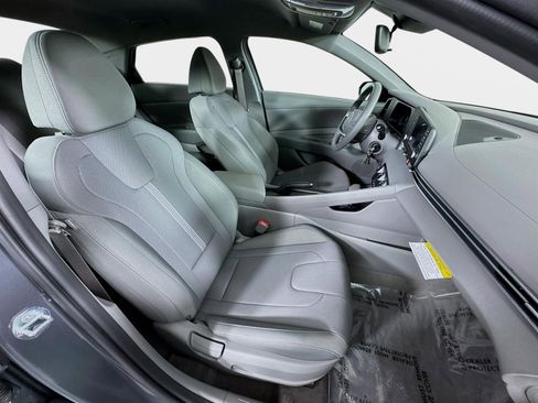 Certified 2025 Hyundai Elantra SE image 25