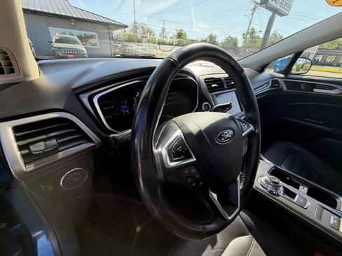 Used 2017 Ford Fusion SE w/ Fusion SE Technology Package FWD image 11