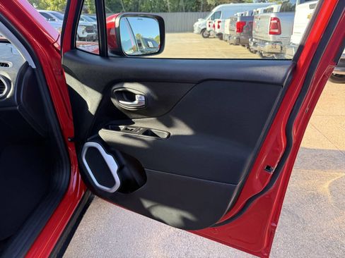 Used 2018 Jeep Renegade Latitude AWD/4WD image 11