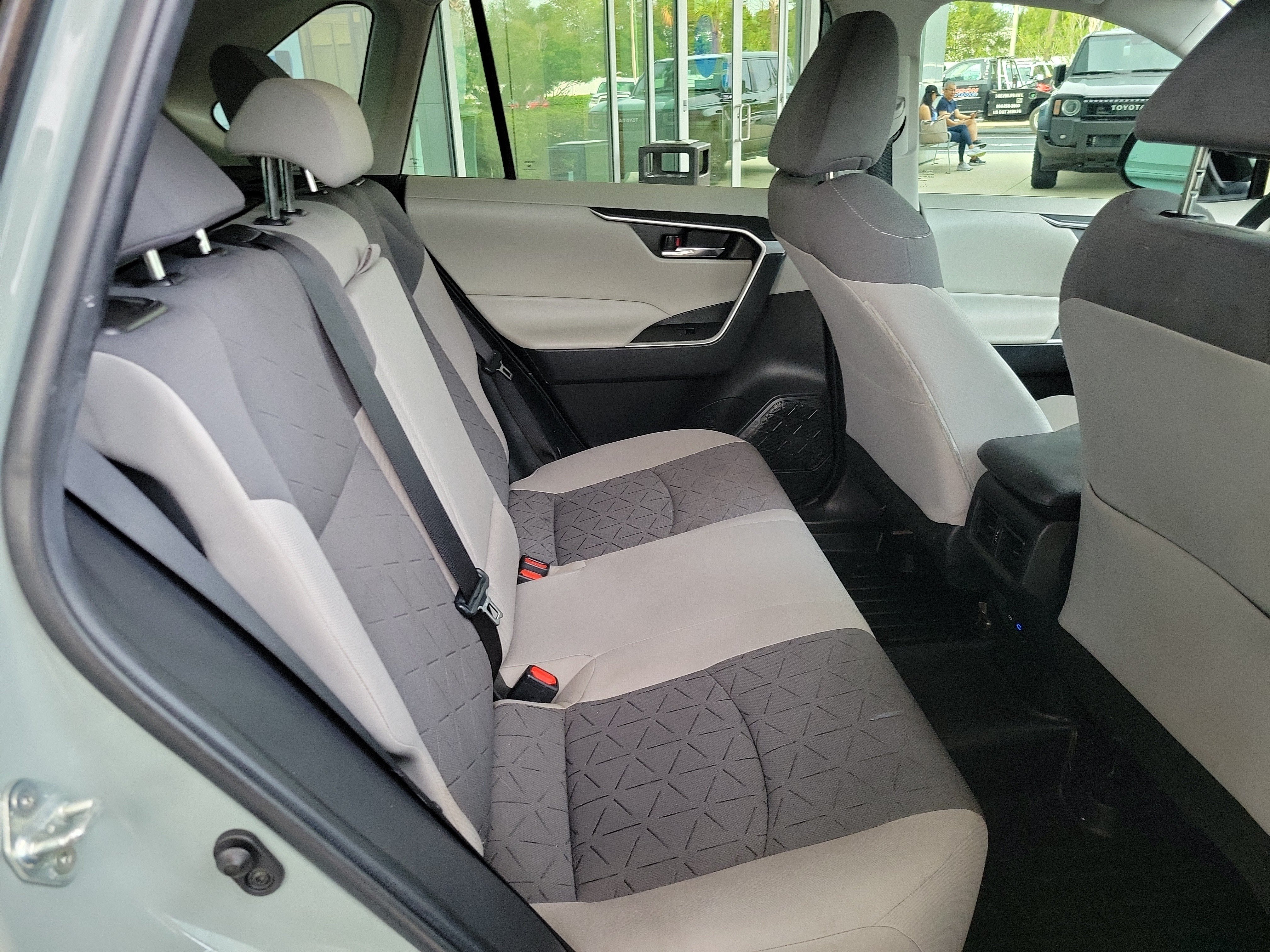 Used 2022 Toyota RAV4 XLE w/ Convenience Package FWD image 31