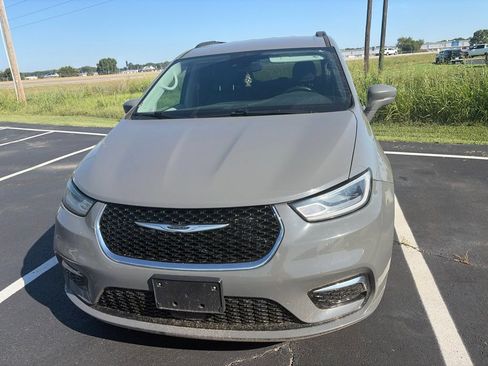 Used 2022 Chrysler Pacifica Touring-L FWD image 2