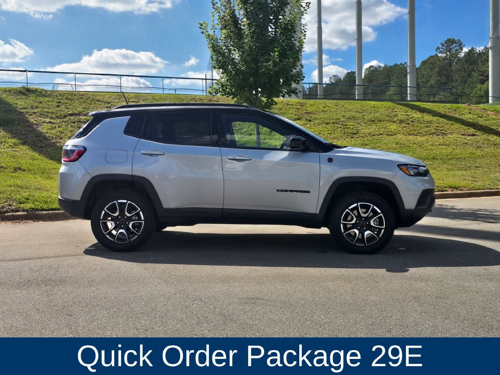Used 2025 Jeep Compass Trailhawk AWD/4WD image 2