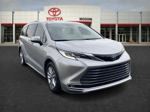 Used 2021 Toyota Sienna Limited image 3