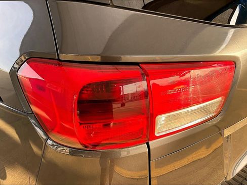 Used 2017 Kia Sedona LX image 28