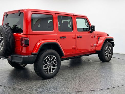 Used 2025 Jeep Wrangler Unlimited Sahara AWD/4WD image 9