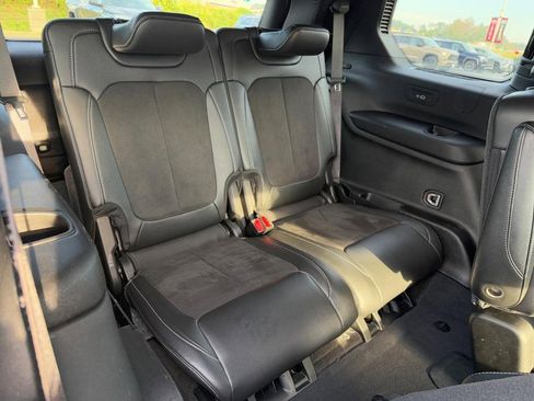 Used 2023 Jeep Grand Cherokee L Laredo image 10