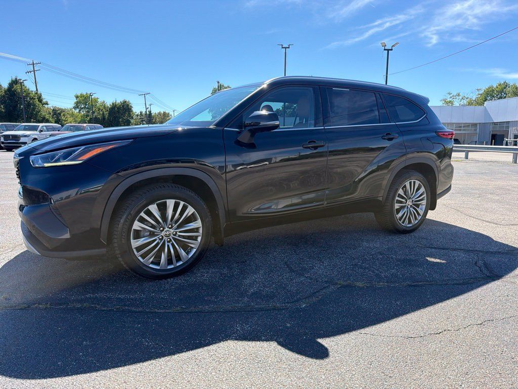 Used 2021 Toyota Highlander Platinum AWD/4WD image 4