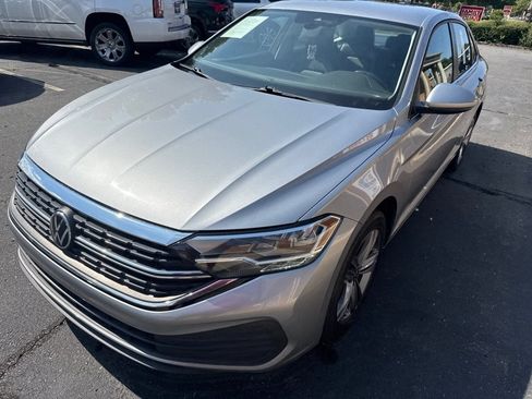Used 2023 Volkswagen Jetta SE FWD image 1