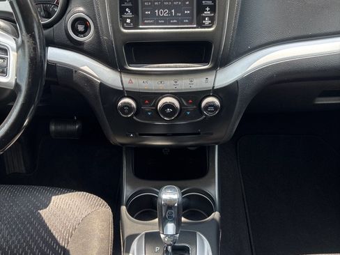 Used 2018 Dodge Journey SE w/ Connectivity Group FWD image 18