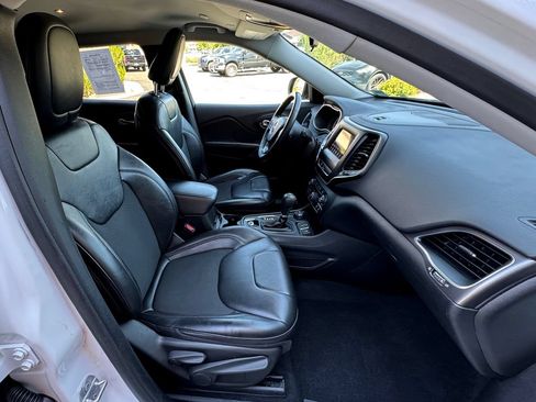 Used 2019 Jeep Cherokee Latitude Plus w/ Cold Weather Group AWD/4WD image 39