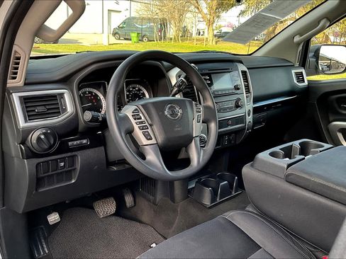Used 2018 Nissan Titan SV image 16