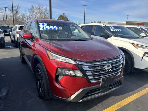 Used 2025 Nissan Rogue SV image 2