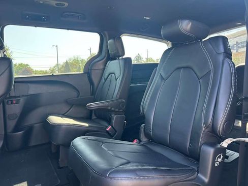 Used 2026 Chrysler Pacifica Select FWD image 16