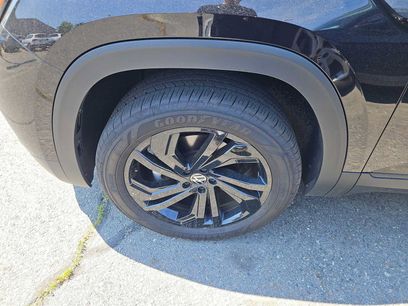 Used 2023 Volkswagen Atlas SE w/ Black Wheel Package