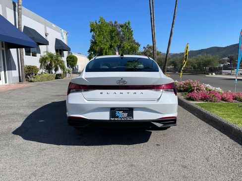 Used 2022 Hyundai Elantra SE FWD image 6