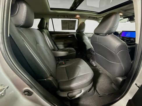 Certified 2024 Toyota Highlander Platinum AWD/4WD image 30