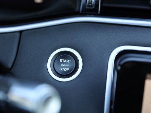 Used 2020 Land Rover Range Rover Evoque SE image 29