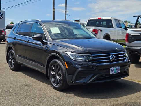 Used 2024 Volkswagen Tiguan SE w/ Panoramic Sunroof Package AWD/4WD image 7