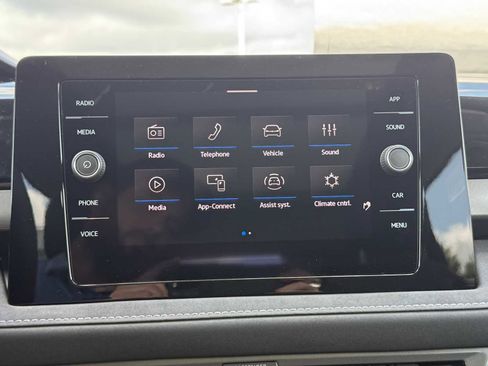 Used 2025 Volkswagen Taos SE image 18