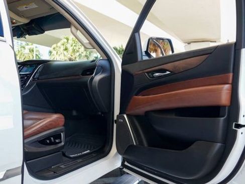 Used 2019 Cadillac Escalade ESV Premium Luxury image 74