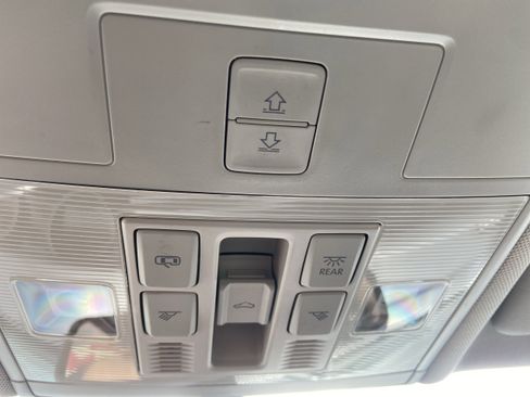 Used 2019 Volkswagen Tiguan SE w/ Panoramic Sunroof Package image 17