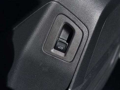 Certified 2023 Volkswagen Atlas Cross Sport SE w/ Panoramic Sunroof Package image 9